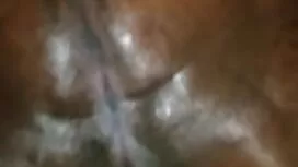 Un ragazzo con la to ...
