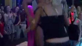 Un uomo che è nel ve ...