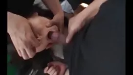 Un uomo guarda video ...