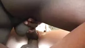 Una giovane video po ...