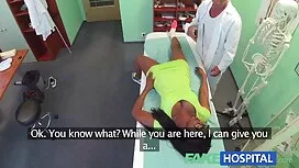 Un uomo si siede con ...